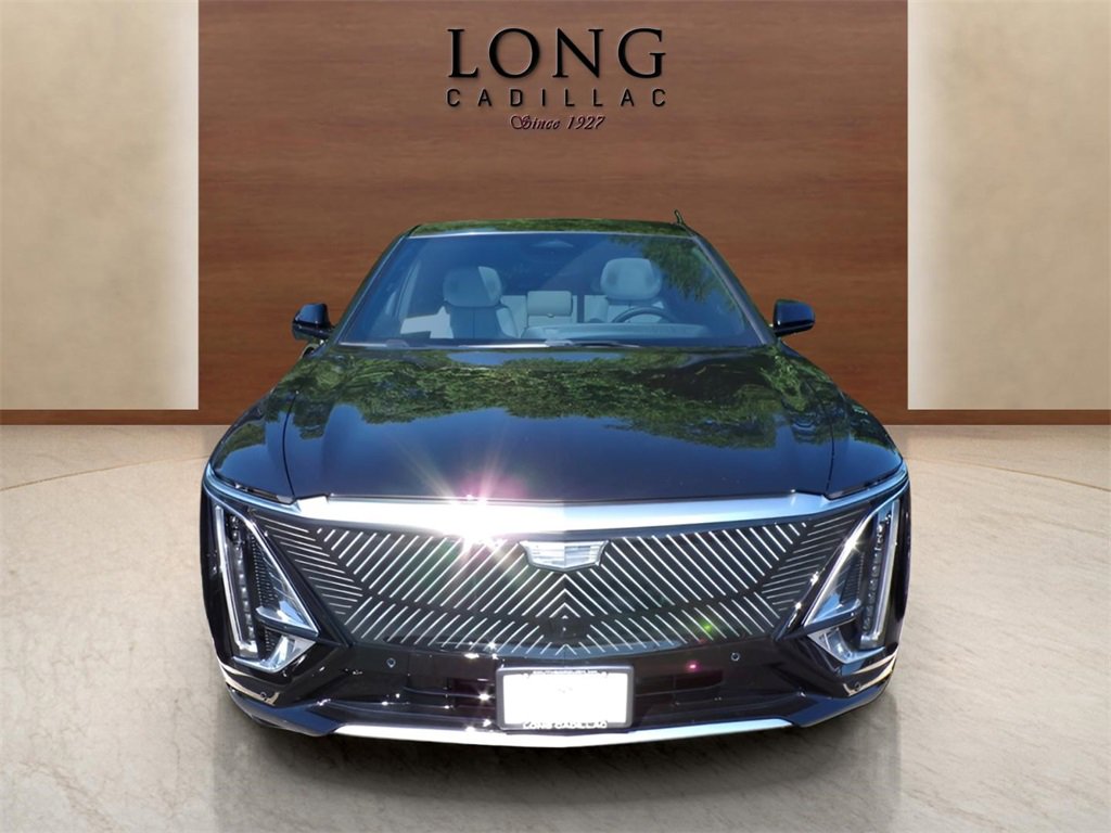 2025 Cadillac Lyriq Luxury photo 2