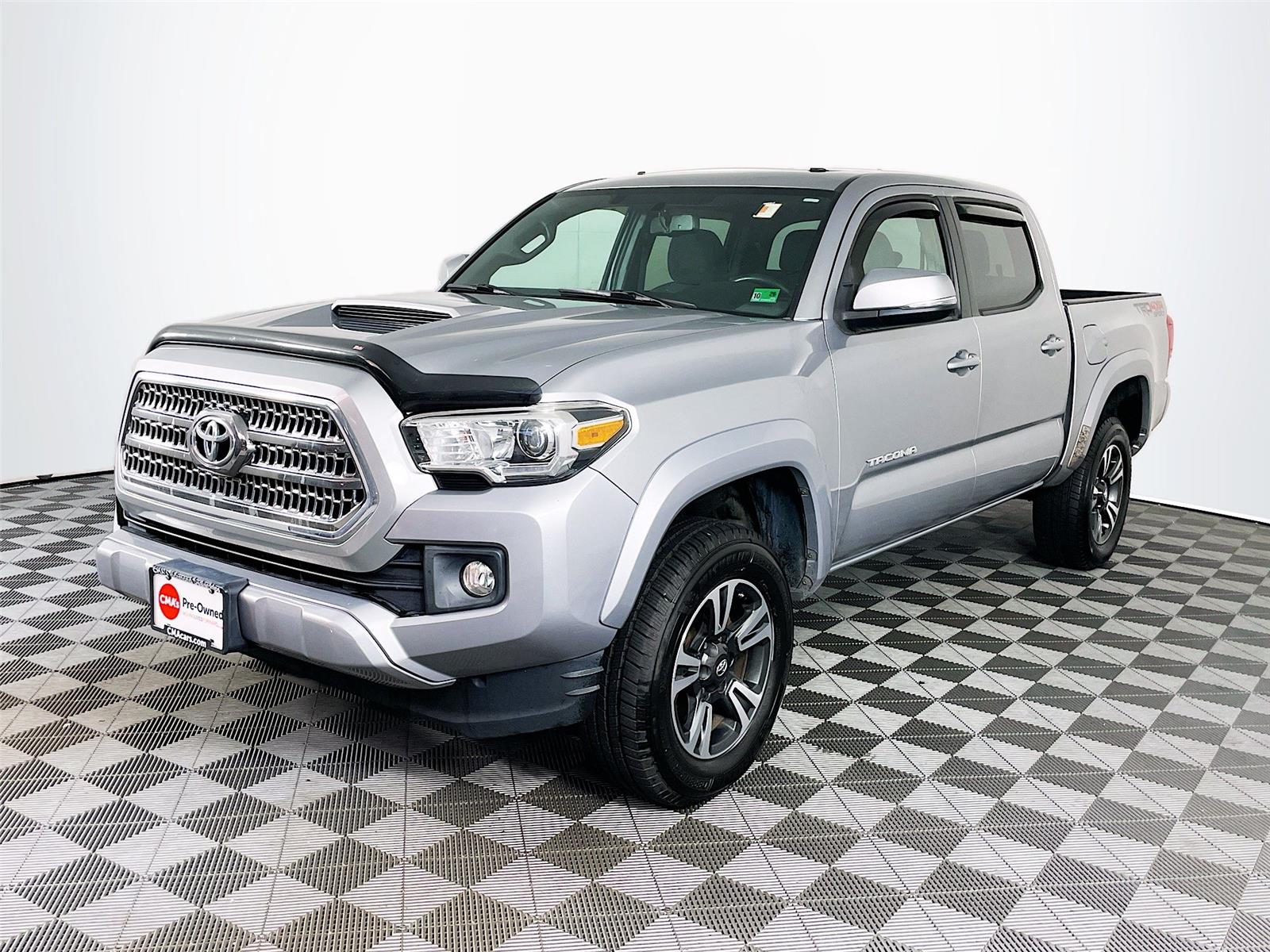 2017 Toyota Tacoma TRD Sport photo 3
