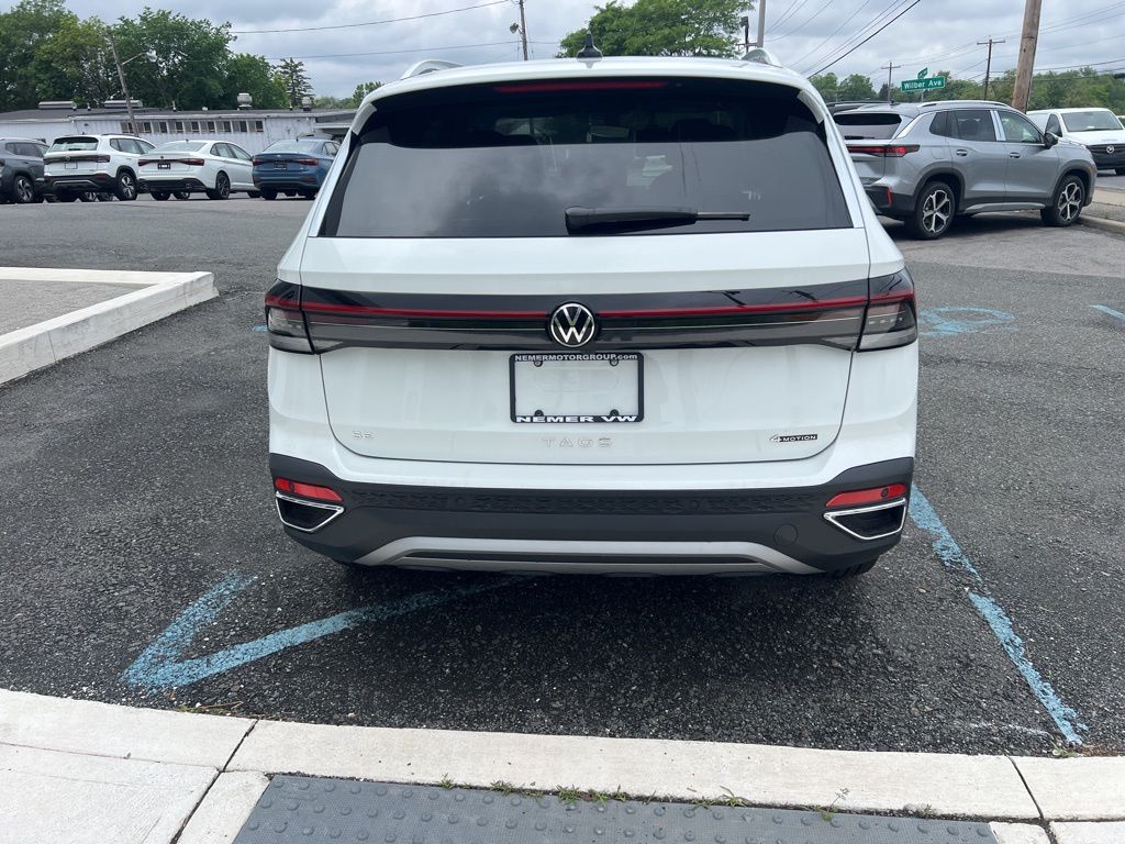 2025 Volkswagen Taos SE photo 4