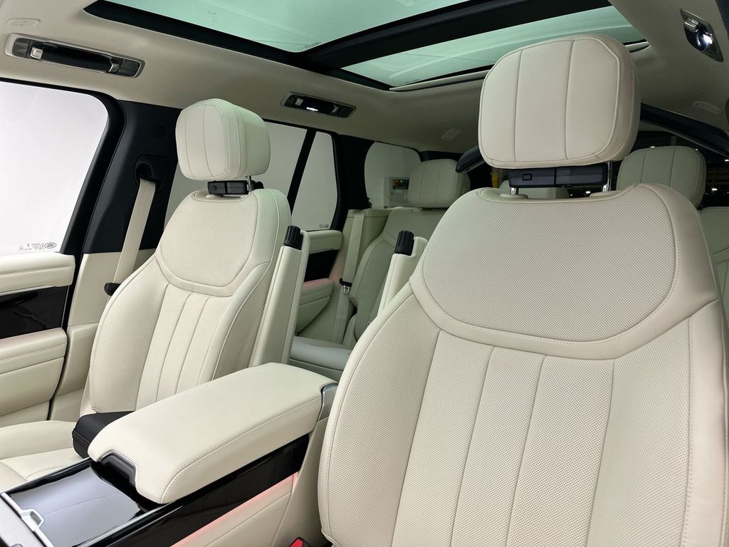 2025 Land Rover Range Rover SE photo 9