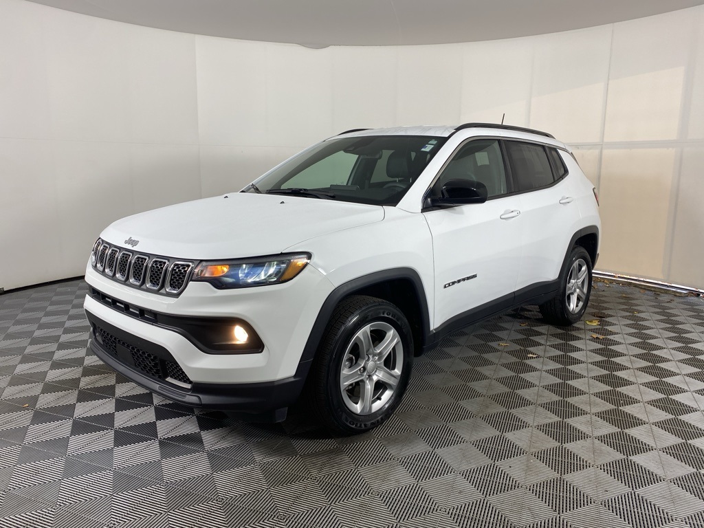 2023 Jeep Compass Latitude photo 3