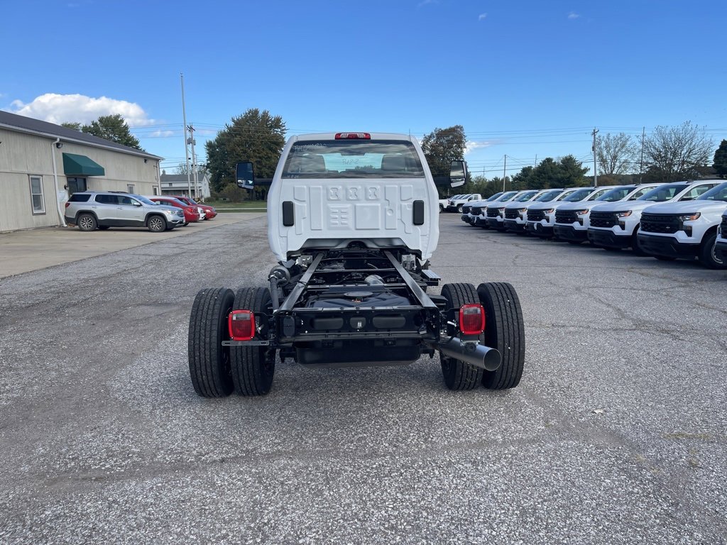 2024 Chevrolet Silverado 5500HD LT photo 4