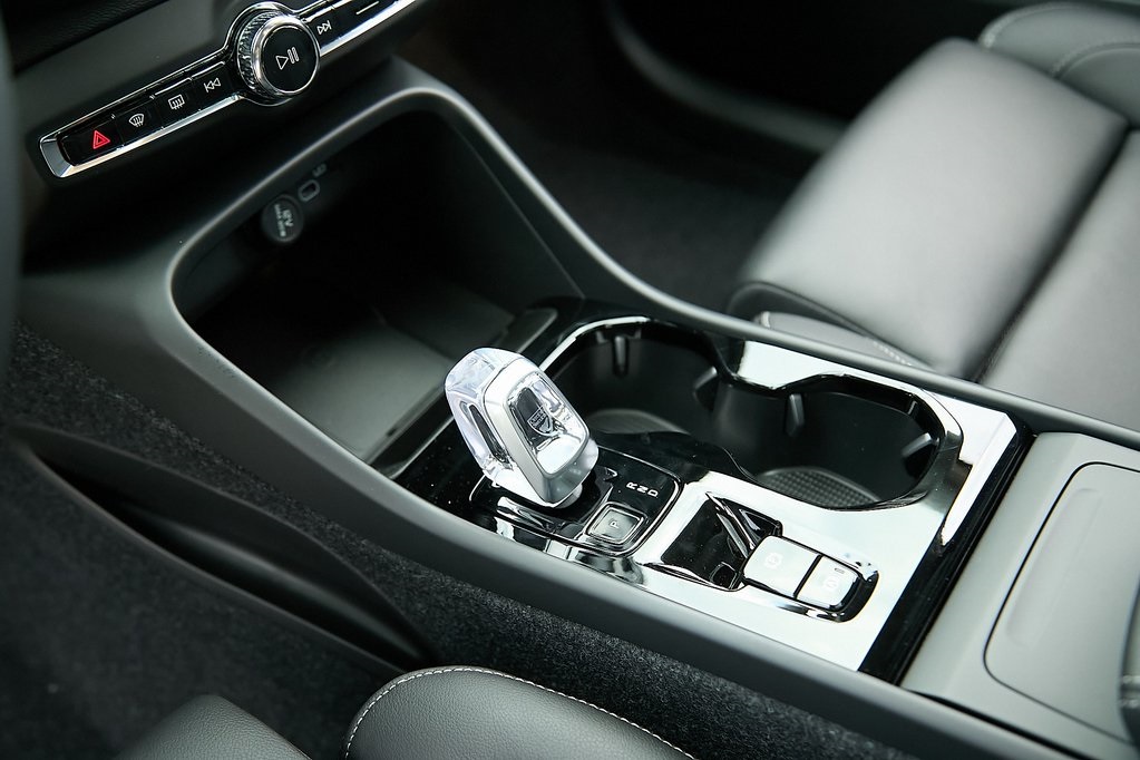 2025 VOLVO XC40 - Image 15