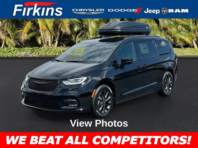 2025 Chrysler Pacifica Select's photo