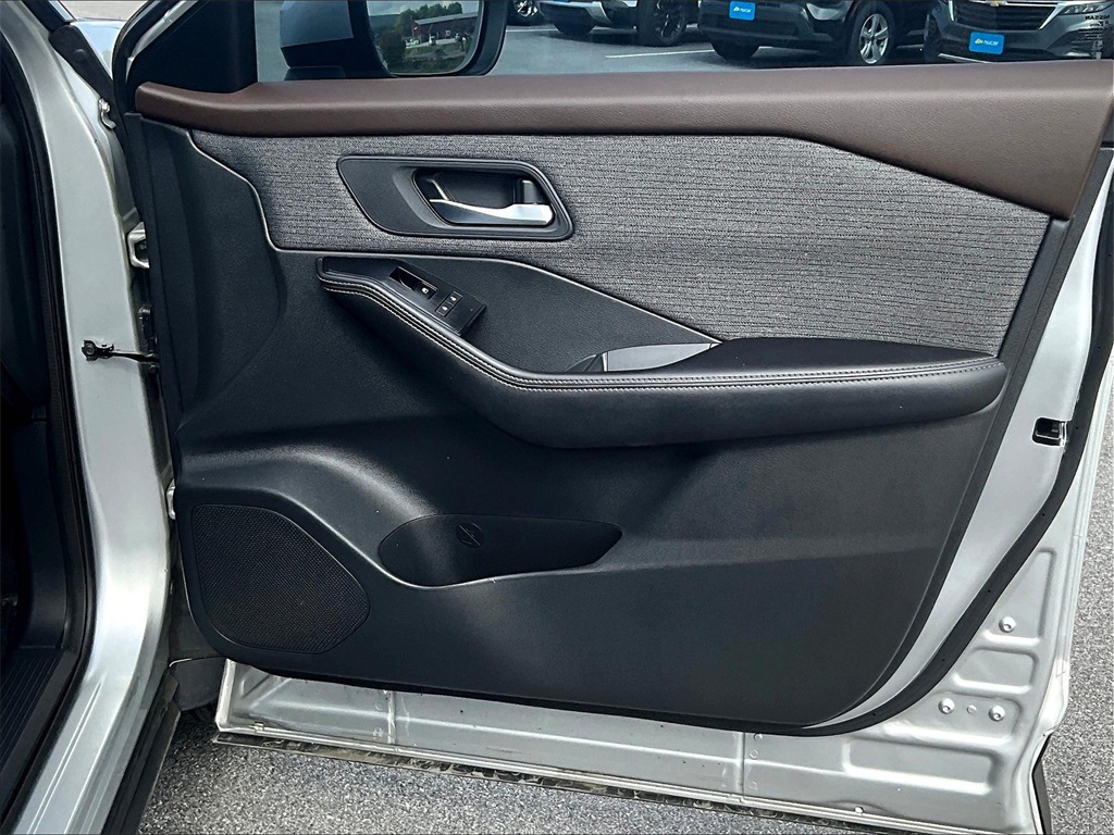 2021 Nissan Rogue SV photo 11