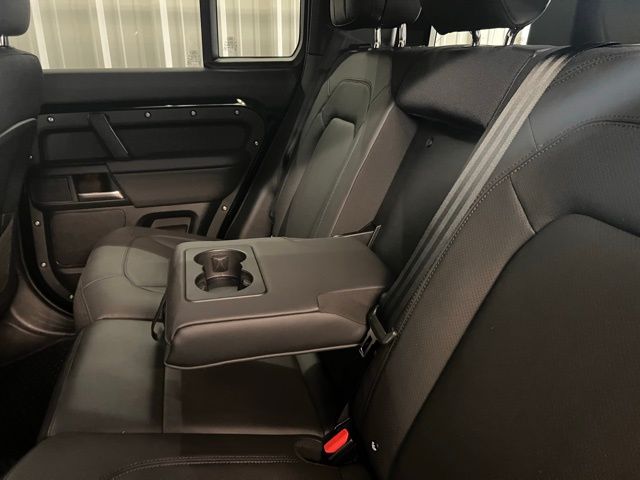 2025 Land Rover Defender 110 photo 15
