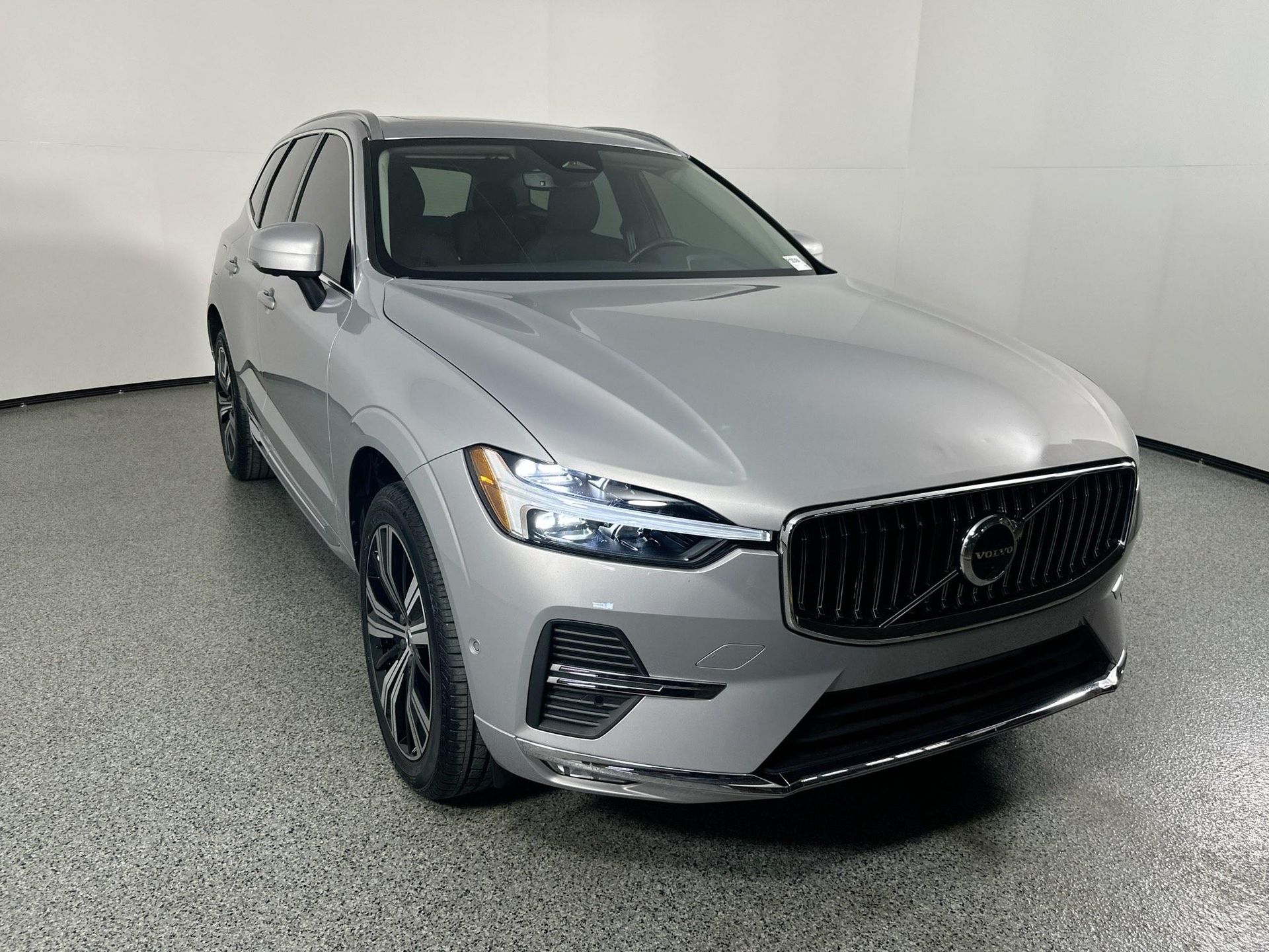 2023 Volvo XC60 B5 Plus photo 3