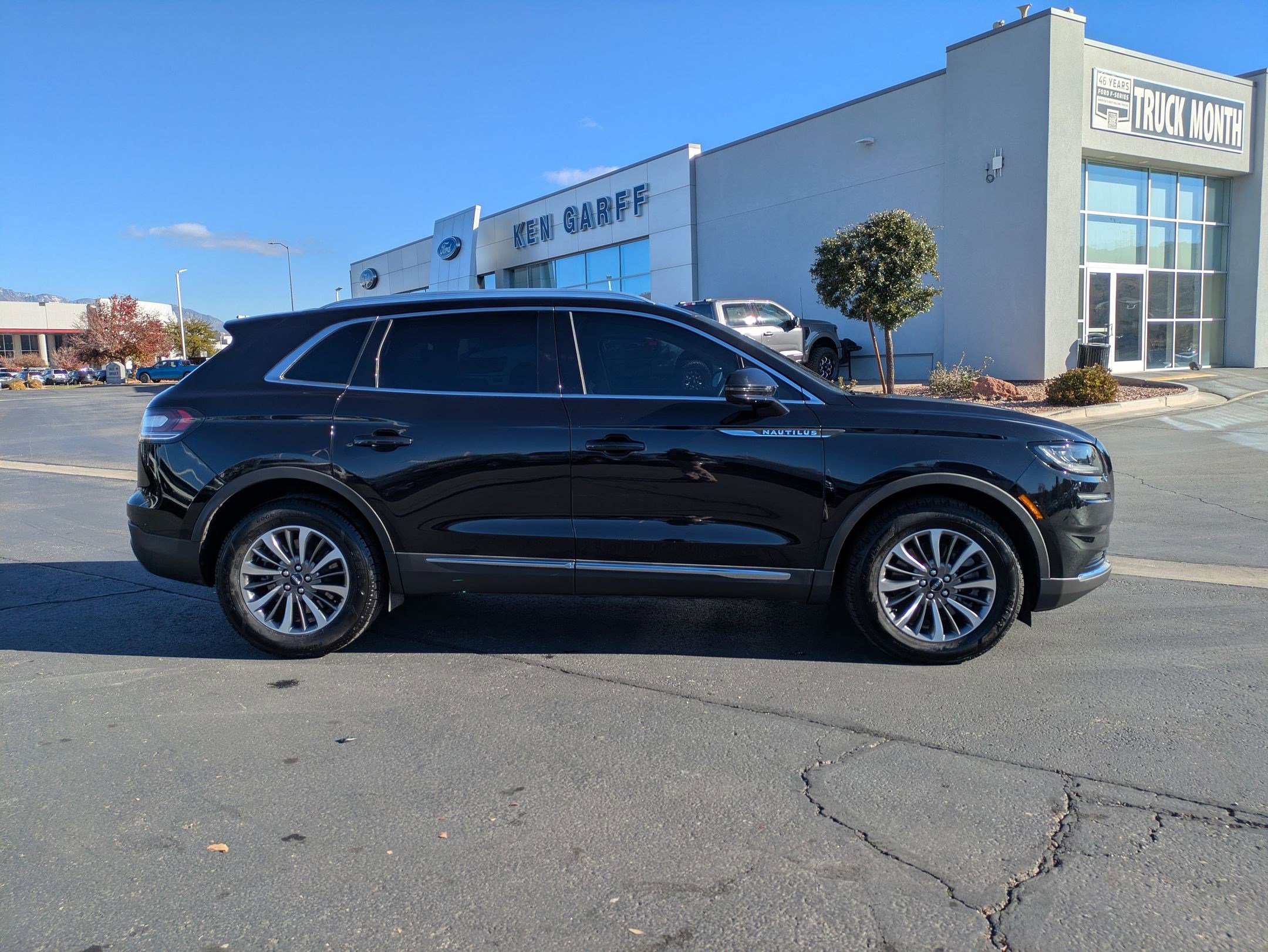 2023 Lincoln Nautilus Standard photo 2