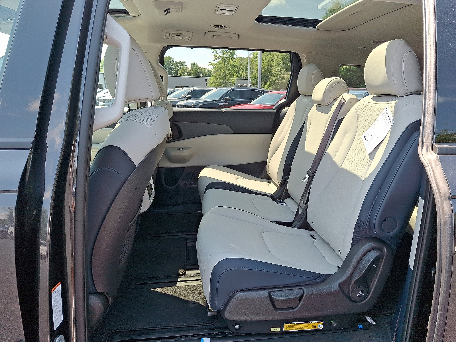 2026 Kia Carnival SX photo 4