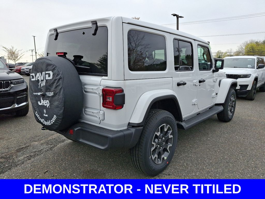 2025 Jeep Wrangler Sahara photo 4