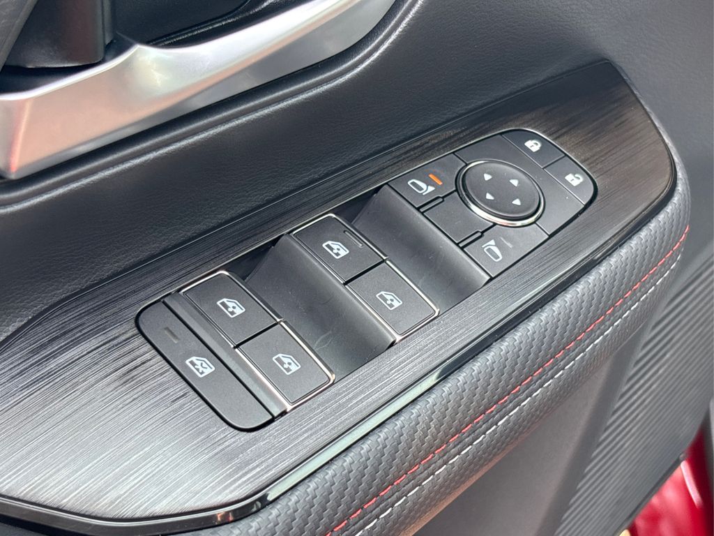 2025 Nissan Kicks SR photo 7