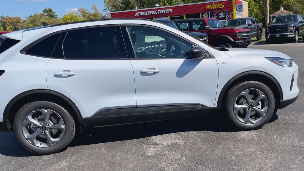 2025 Ford Escape ST-Line photo 4