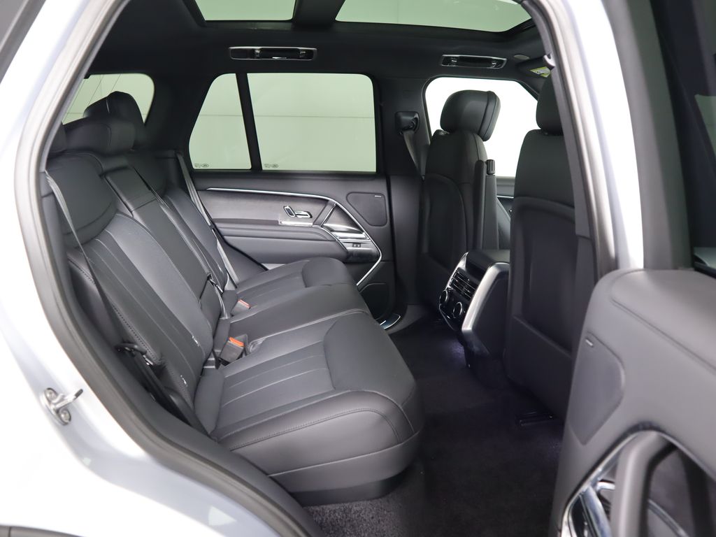 2025 Land Rover Range Rover SE photo 24