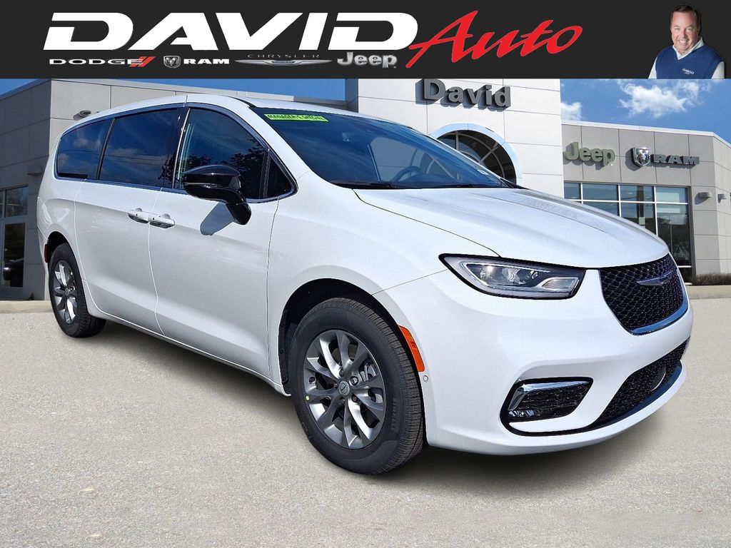 2026 Chrysler Pacifica Select's photo