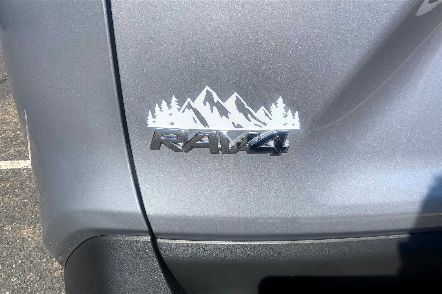 2025 Toyota RAV4 LE photo 8
