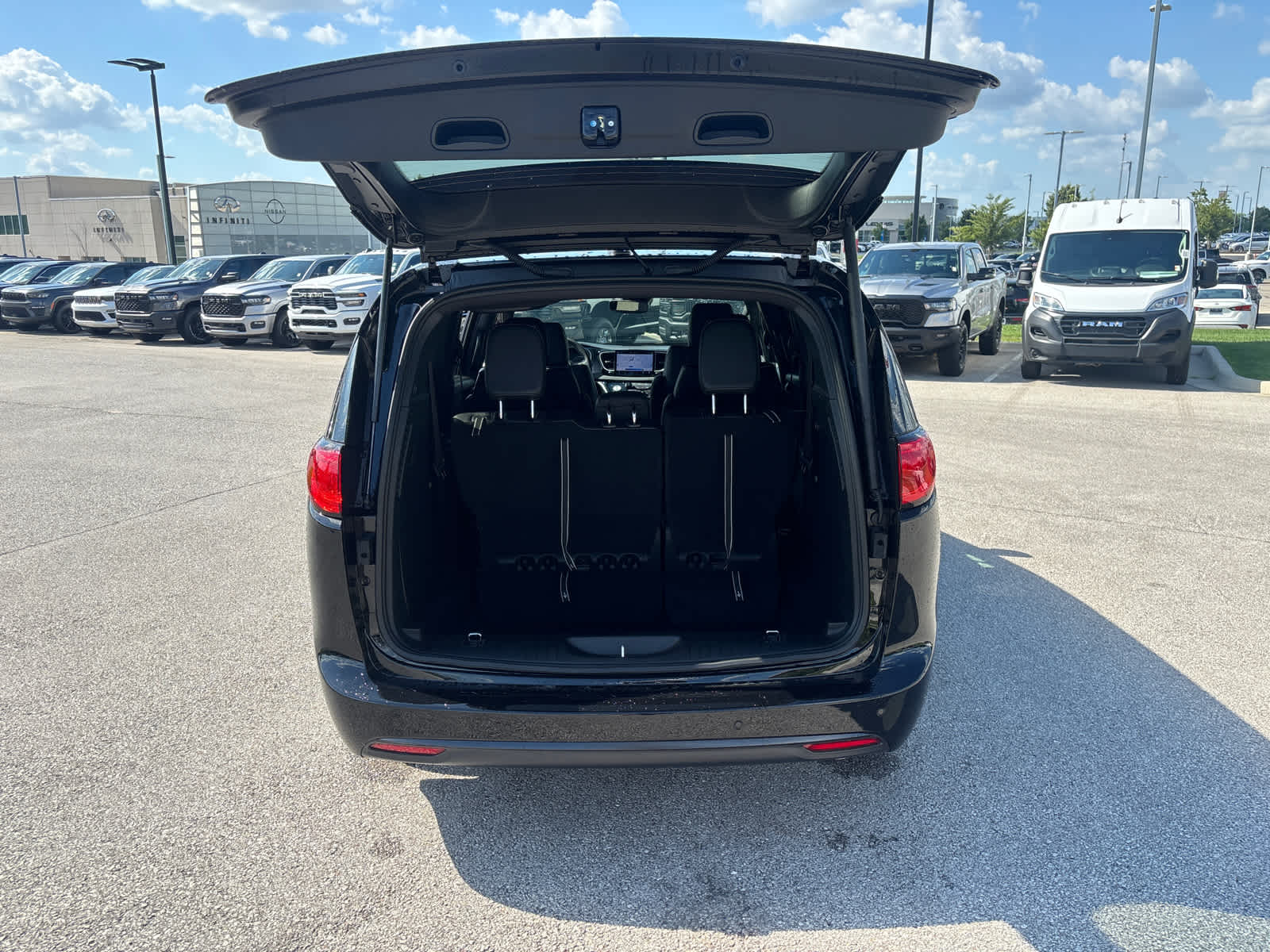 2025 Chrysler Voyager LX photo 8