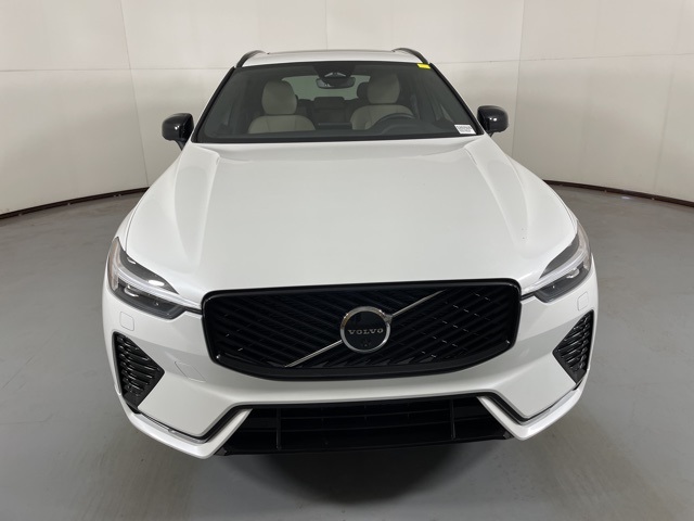 2026 Volvo XC60 Plus photo 3