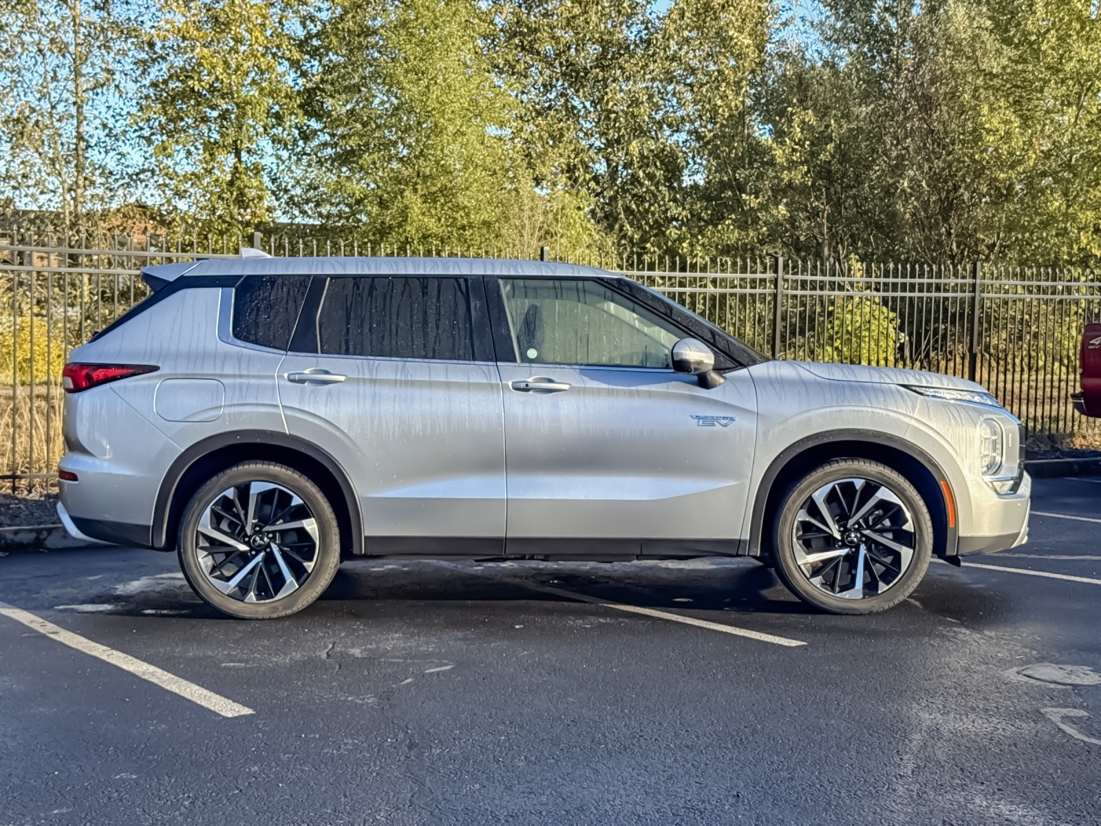 2023 Mitsubishi Outlander PHEV SE photo 2