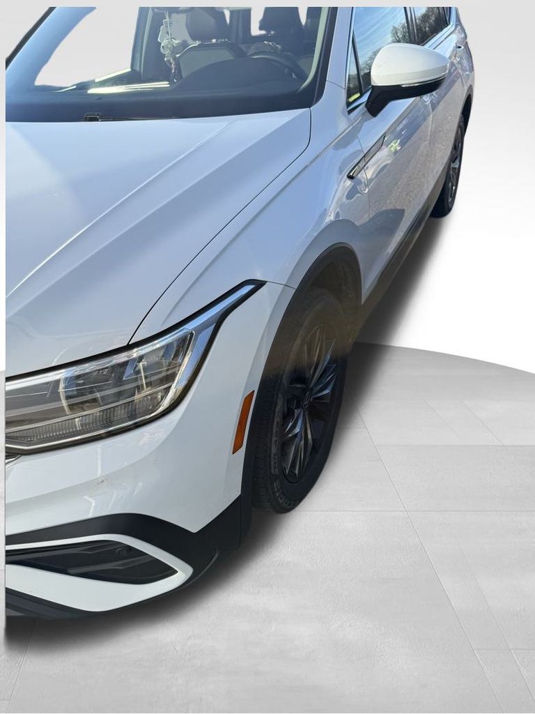 2022 Volkswagen Tiguan SE's photo