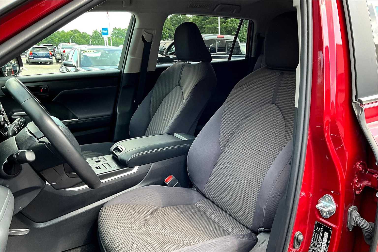 2024 Toyota Highlander LE photo 7