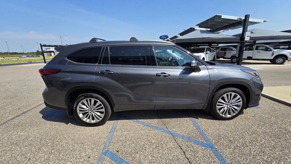 2023 Toyota Highlander Platinum photo 3