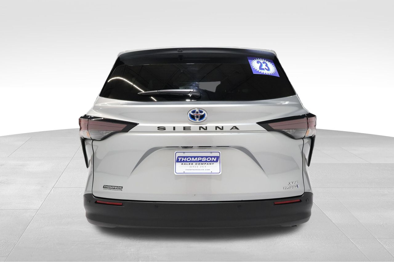 2023 Toyota Sienna XLE photo 3