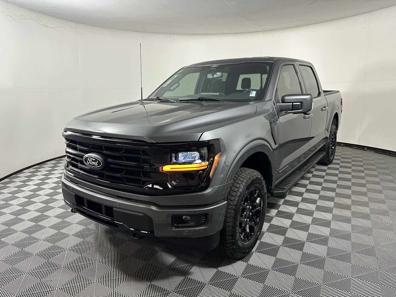 2025 Ford F-150 XLT photo 3