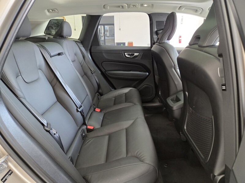 2025 Volvo XC60 B5 Plus photo 18