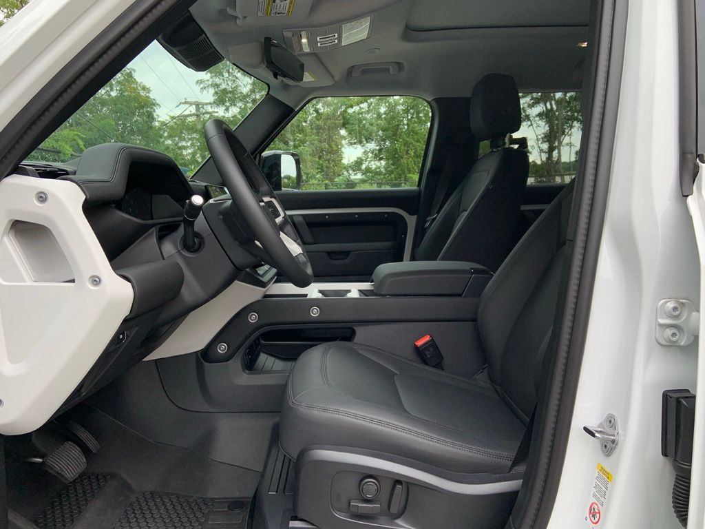 2025 Land Rover Defender 110 S photo 14