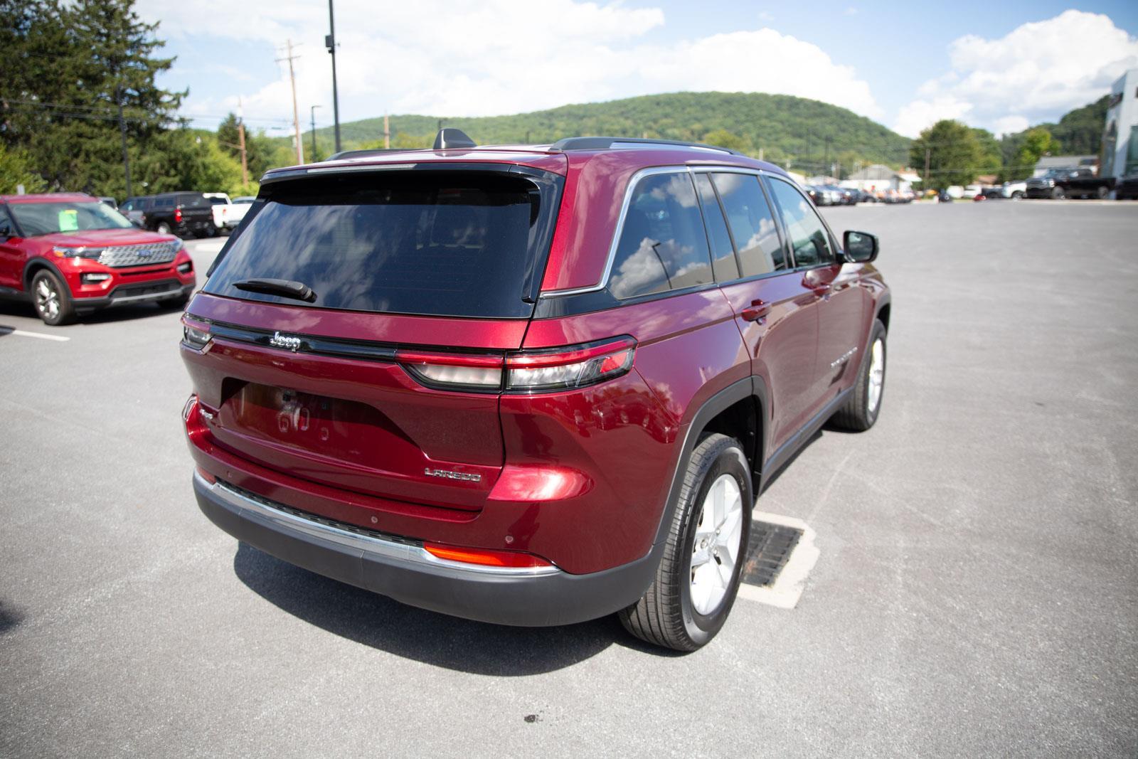 2023 Jeep Grand Cherokee Laredo photo 3