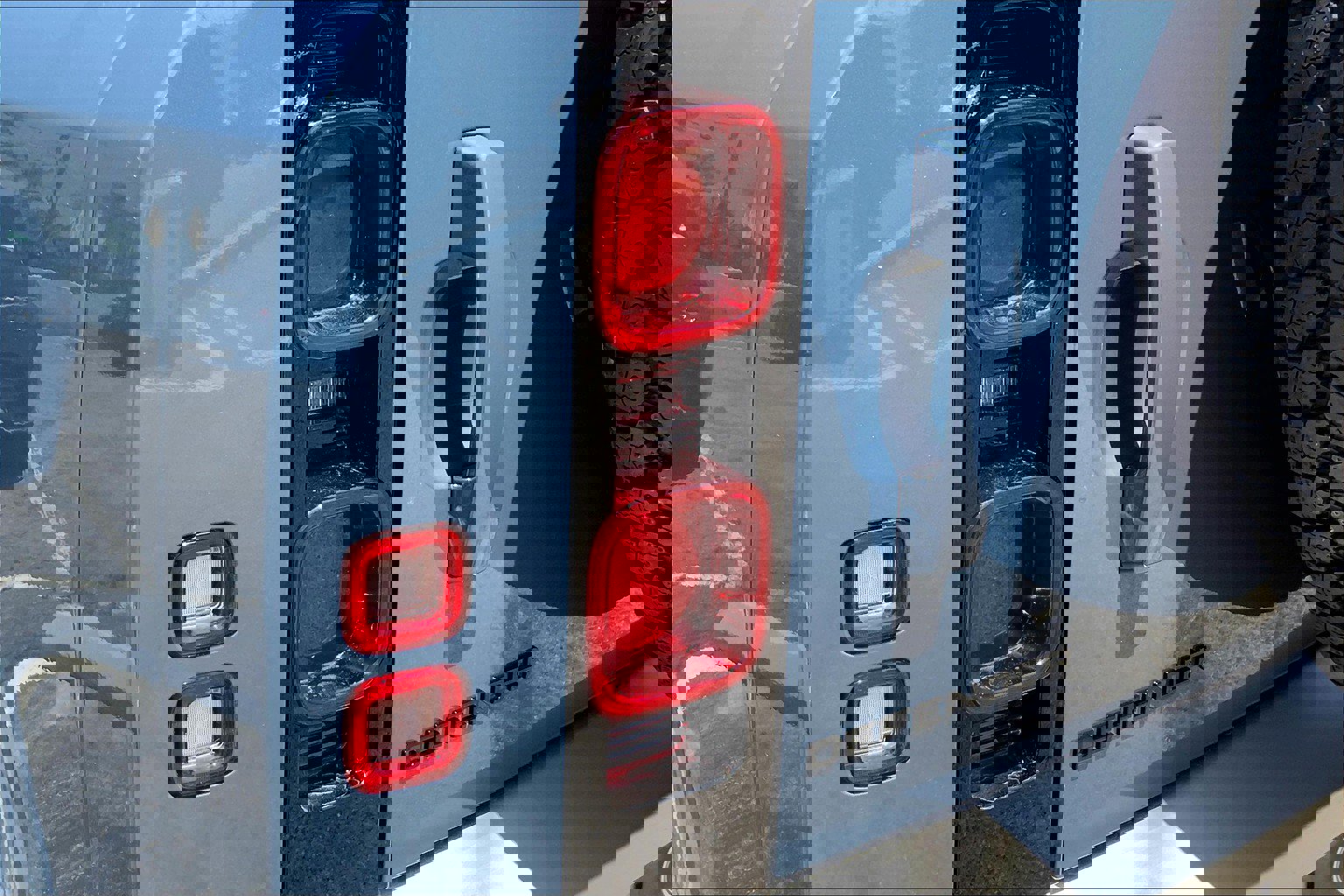 2025 Land Rover Defender 110 S photo 3