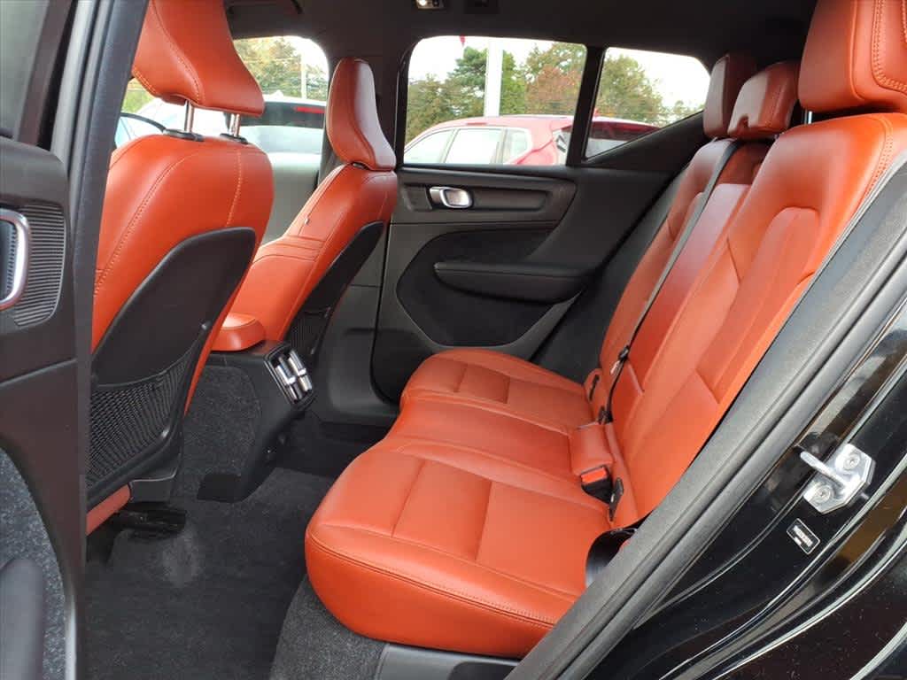 2019 Volvo XC40 R-Design Momentum photo 8