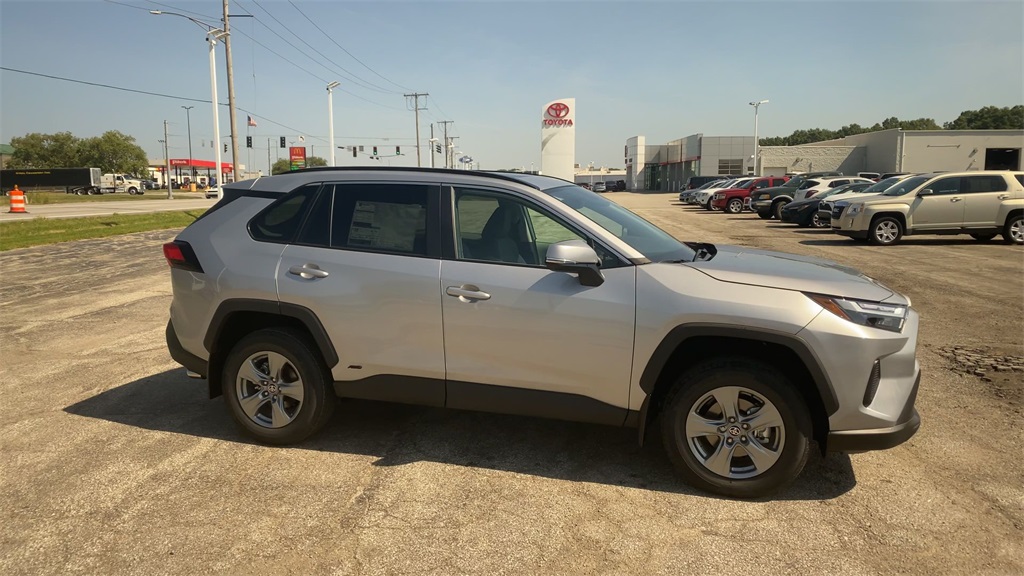 2025 Toyota RAV4 Hybrid XLE photo 9