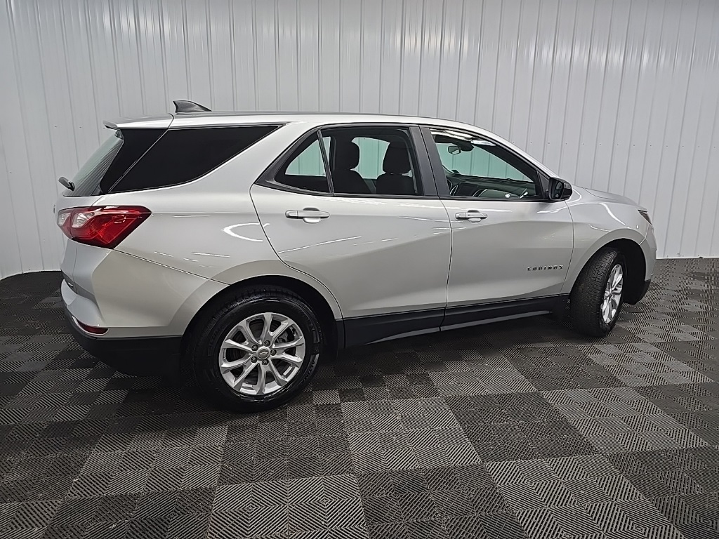 2021 Chevrolet Equinox LS photo 2