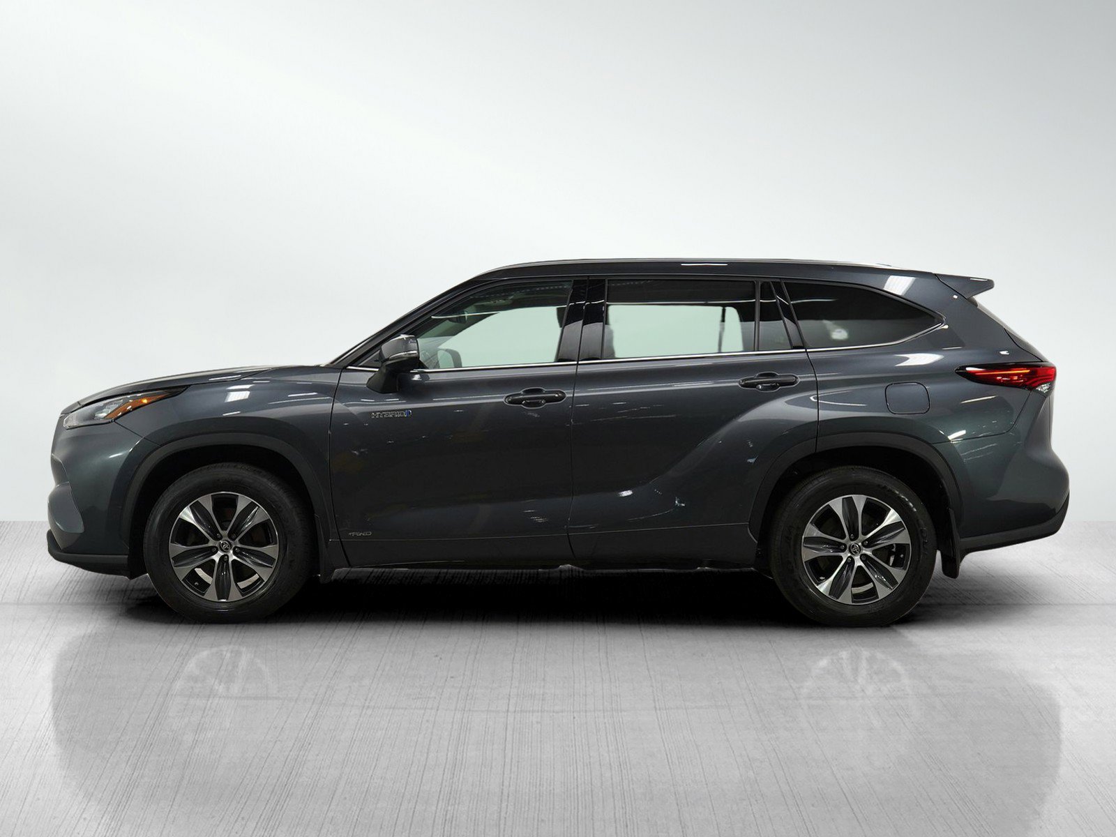 Used 2020 Toyota Highlander Hybrid XLE with VIN 5TDGBRCH3LS501223 for sale in Bloomington, Minnesota