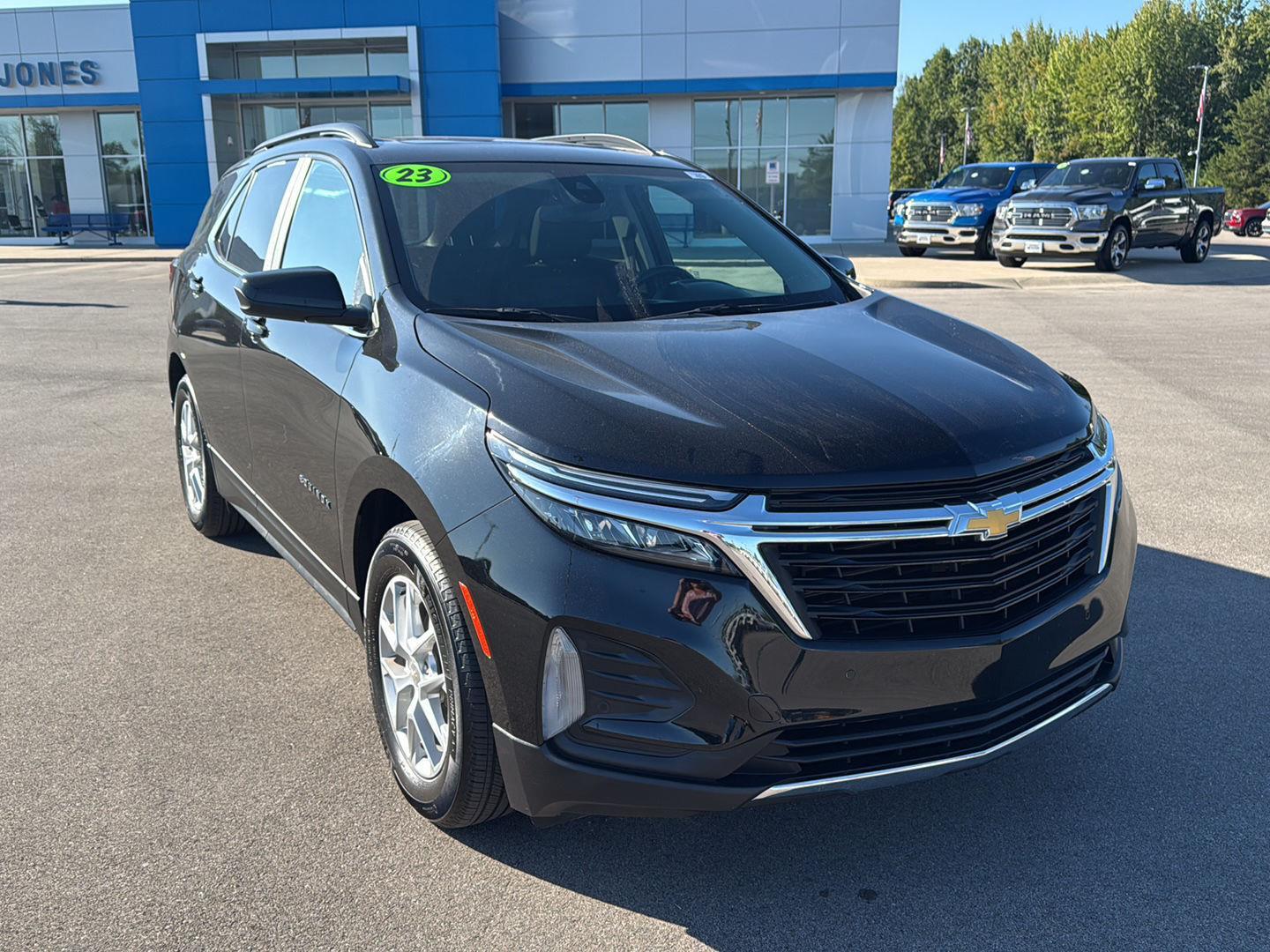 2023 Chevrolet Equinox LT photo 2