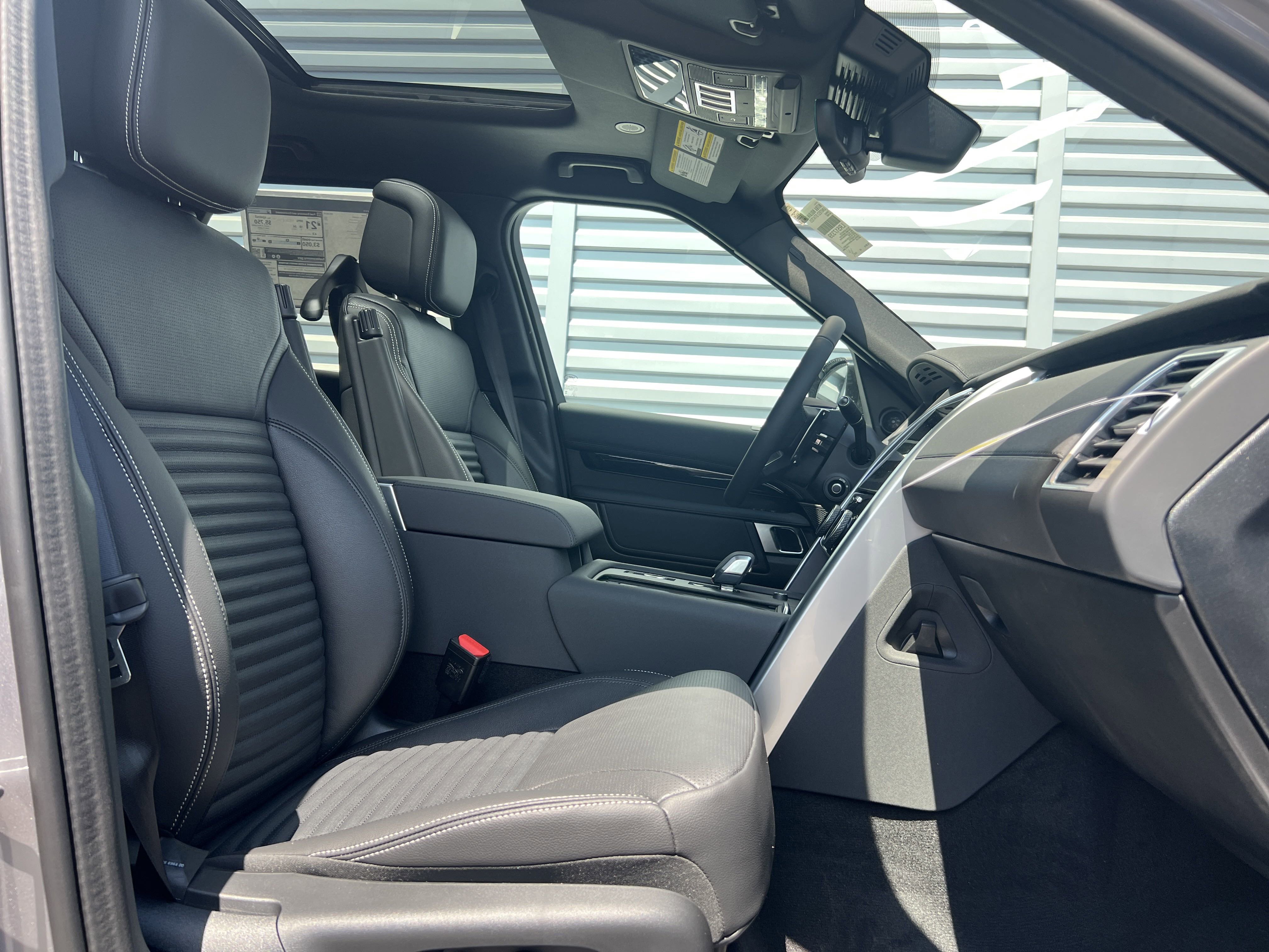 2025 Land Rover Discovery S photo 16