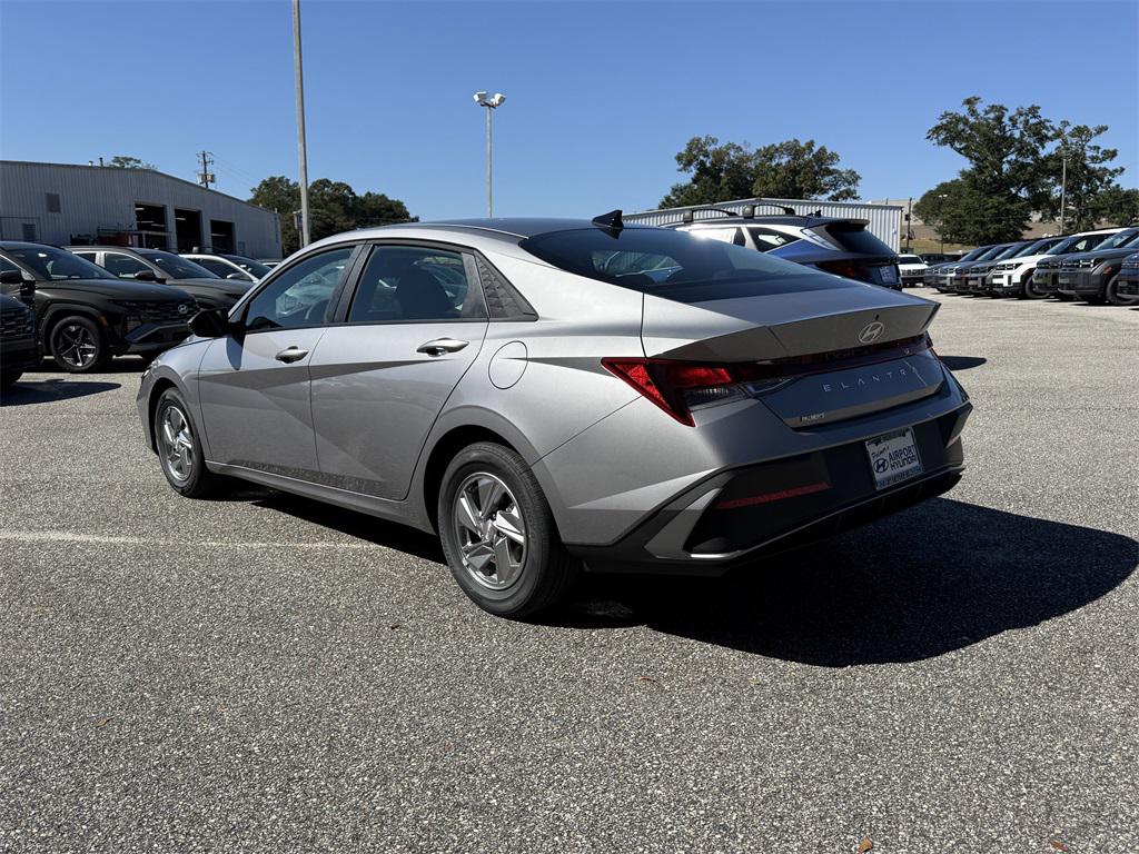 2025 Hyundai Elantra SE photo 4