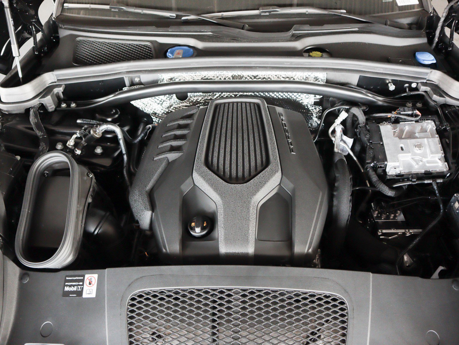 2025 Porsche Macan T photo 31