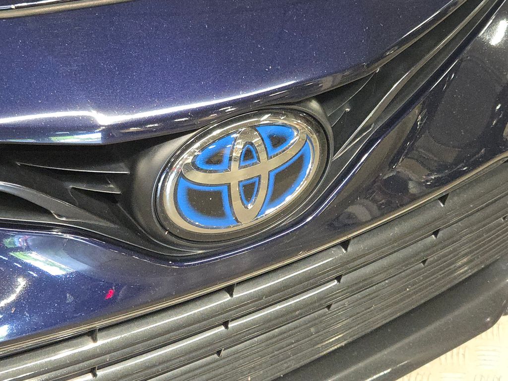 2021 Toyota Camry Hybrid LE photo 10