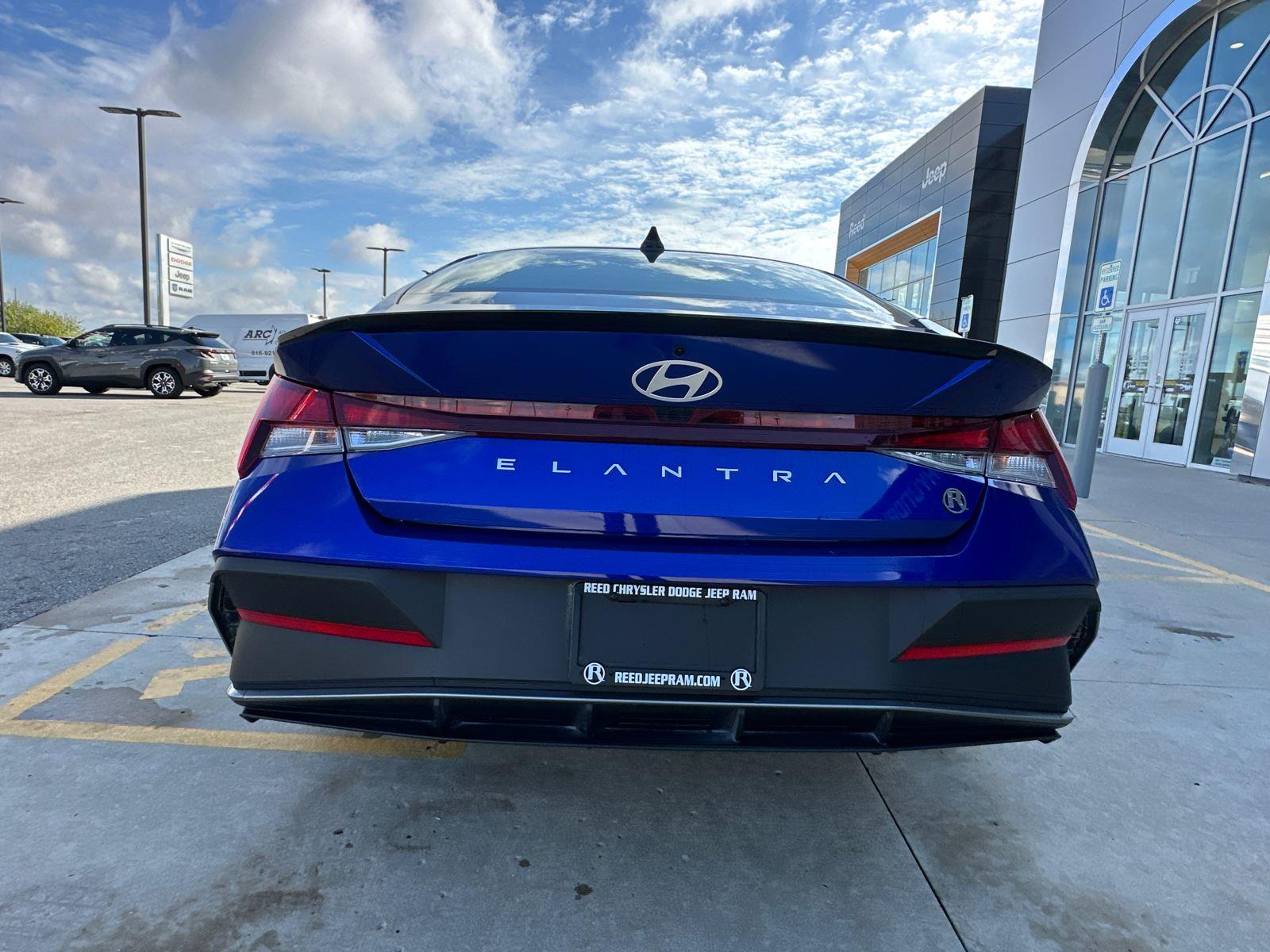2025 Hyundai Elantra SEL Sport photo 3