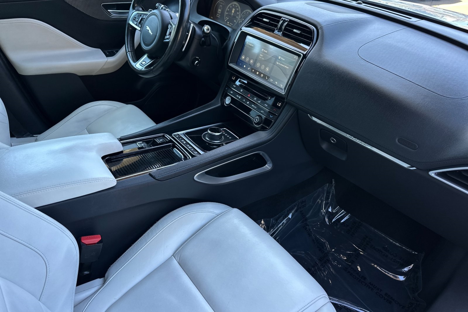 2017 Jaguar F-PACE First Edition photo 15