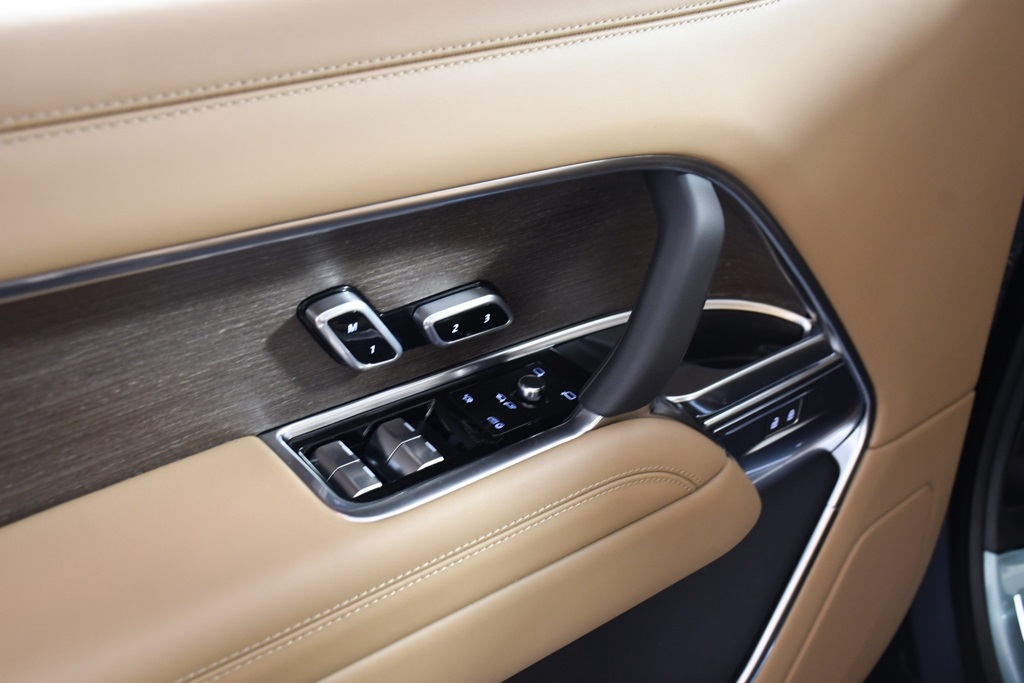 2025 Land Rover Range Rover SE photo 15