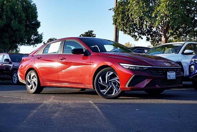Used 2025 Red Hyundai SEL Sport image 1