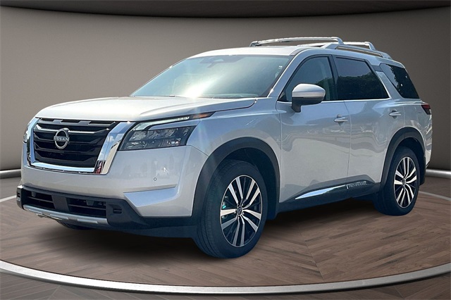 2025 Nissan Pathfinder Platinum's photo