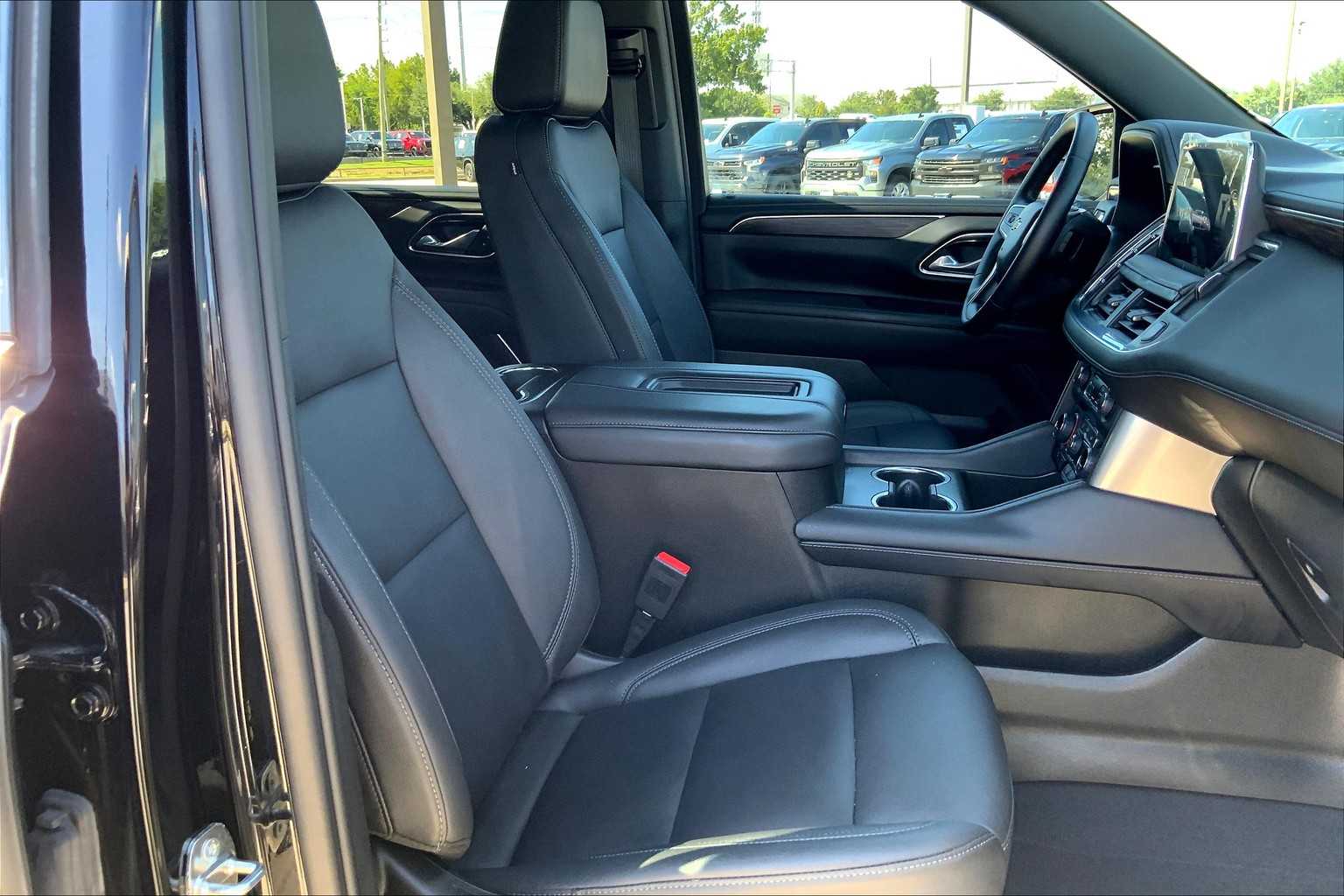 2024 Chevrolet Suburban LT photo 8