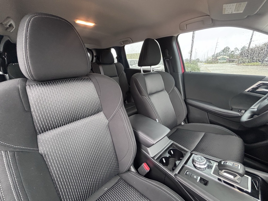 2024 Mitsubishi Outlander ES photo 23