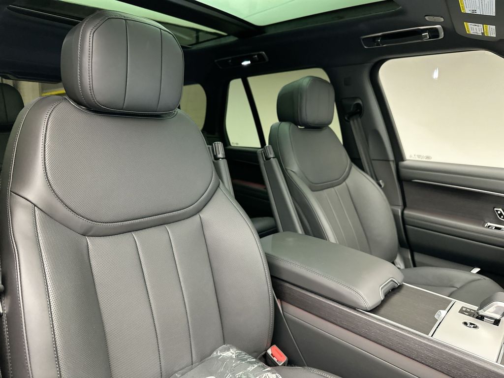 2025 Land Rover Range Rover SE photo 5