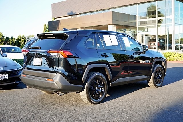 2022 Toyota RAV4 LE photo 8