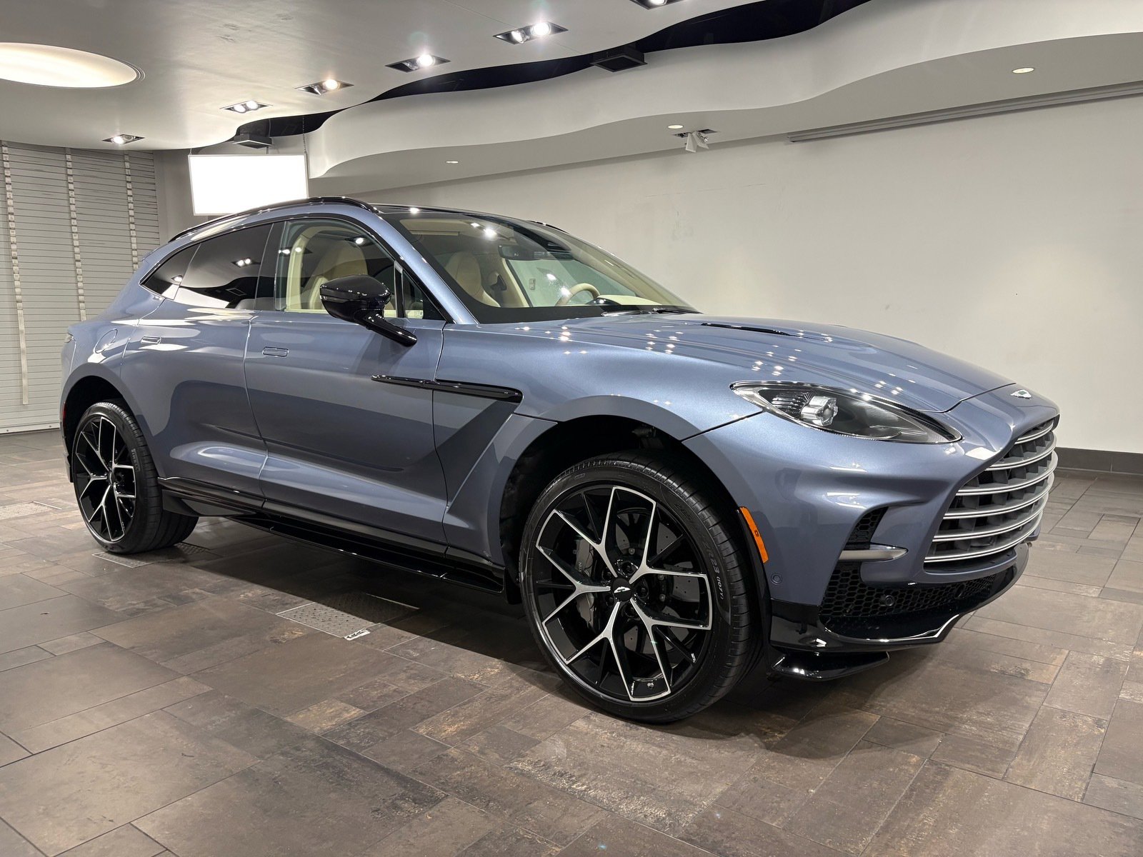 Aston Martin DBX 707's photo